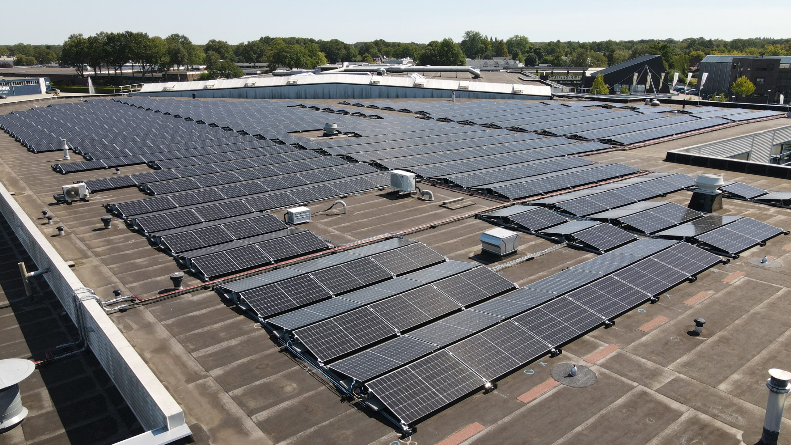 zonnepanelen op dak kampeerhal